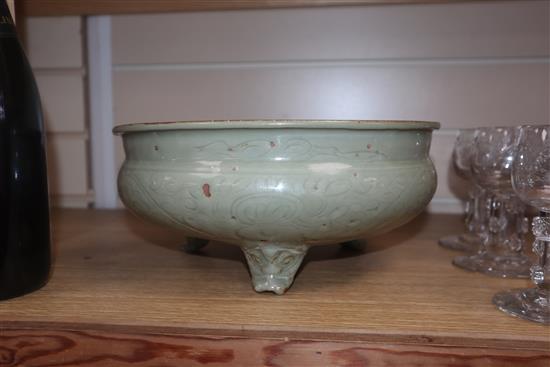 A Chinese Longquan celadon tripod censer, Ming Dynasty diameter 27cm